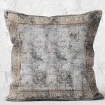 - K11710-Gorsel-2 - Realhomes RealHomes Gri Zeminde Çerçeveli Motifli Eskitme Desenli Dijital Baskılı Yastık Kırlent Kılıfı Realhomes