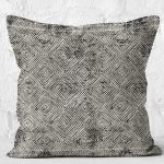 - K11717-Gorsel-2 - Realhomes RealHomes Ekru - Siyah Zeminde Kilim Motifli Dokuma Halı Desenli Dijital Baskılı Yastık Kırlent Kılıfı Realhomes