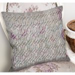 - K11719-Gorsel-1 - Realhomes RealHomes Gri - Mor Zeminde Geometrik Motifli Kanvas Desenli Dijital Baskılı Yastık Kırlent Kılıfı Realhomes