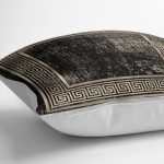 - K11724-Gorsel-3 - Realhomes RealHomes Gold - Siyah Zeminde Çerçeveli Motifli Altın Desenli Dijital Baskılı Yastık Kırlent Kılıfı Realhomes