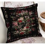 - K11725-Gorsel-1 - Realhomes RealHomes Siyah - Kırmızı Zeminde Çiçek Motifli Eskitme Desenli Dijital Baskılı Yastık Kırlent Kılıfı Realhomes