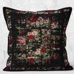 - K11725-Gorsel-2 - Realhomes RealHomes Siyah - Kırmızı Zeminde Çiçek Motifli Eskitme Desenli Dijital Baskılı Yastık Kırlent Kılıfı Realhomes