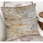 - K11726-Gorsel-1 - Realhomes RealHomes Ekru - Sarı Zeminde Duvar Motifli Eskitme Desenli Dijital Baskılı Yastık Kırlent Kılıfı Realhomes