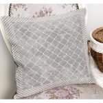 - K11739-Gorsel-1 - Realhomes RealHomes Gri - Beyaz Zeminde Çerçeveli Motifli Geometrik Desenli Dijital Baskılı Yastık Kırlent Kılıfı Realhomes