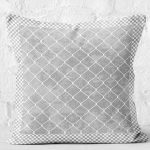 - K11739-Gorsel-2 - Realhomes RealHomes Gri - Beyaz Zeminde Çerçeveli Motifli Geometrik Desenli Dijital Baskılı Yastık Kırlent Kılıfı Realhomes