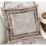 - K11740-Gorsel-1 - Realhomes RealHomes Gri - Kahverngi Zeminde Çerçeveli Motifli Eskitme Desenli Dijital Baskılı Yastık Kırlent Kılıfı Realhomes