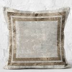 - K11740-Gorsel-2 - Realhomes RealHomes Gri - Kahverngi Zeminde Çerçeveli Motifli Eskitme Desenli Dijital Baskılı Yastık Kırlent Kılıfı Realhomes