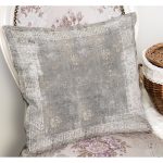 - K11741-Gorsel-1 - Realhomes RealHomes Gri - Beyaz Zeminde Çerçeveli Motifli Antik Desenli Dijital Baskılı Yastık Kırlent Kılıfı Realhomes