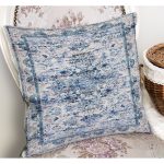 - K11747-Gorsel-1 - Realhomes RealHomes Mavi - Beyaz Zeminde Rustik Motifli Dokuma Desenli Dijital Baskılı Yastık Kırlent Kılıfı Realhomes