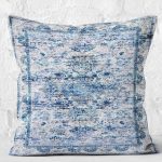 - K11747-Gorsel-2 - Realhomes RealHomes Mavi - Beyaz Zeminde Rustik Motifli Dokuma Desenli Dijital Baskılı Yastık Kırlent Kılıfı Realhomes