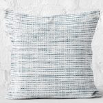 - K11753-Gorsel-2 - Realhomes RealHomes Mavi - Beyaz Zeminde Eskitme Motifli Boya Desenli Dijital Baskılı Yastık Kırlent Kılıfı Realhomes