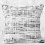 - K11754-Gorsel-2 - Realhomes RealHomes Siyah - Beyaz Zeminde Eskitme Motifli Boya Desenli Dijital Baskılı Yastık Kırlent Kılıfı Realhomes