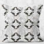 - K11760-Gorsel-2 - Realhomes RealHomes Siyah - Gri Zeminde Mermer Motifli Eskitme Desenli Dijital Baskılı Yastık Kırlent Kılıfı Realhomes