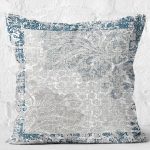 RealHomes Mavi - Beyaz Zeminde Çerçeveli Motifli Otantik Desenli Dijital Baskılı Yastık Kırlent Kılıfı Realhomes