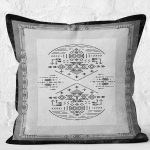 - K11789-Gorsel-2 - Realhomes RealHomes Siyah- Gri Zeminde Çerçeveli Motifli Otantik Desenli Dijital Baskılı Yastık Kırlent Kılıfı Realhomes