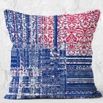- K11797-Gorsel-2 - Realhomes RealHomes Lacivert - Kırmızı Zeminde Eskitme Motifli Örgü Desenli Dijital Baskılı Yastık Kırlent Kılıfı Realhomes