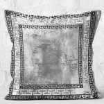 - K11816-Gorsel-2 - Realhomes RealHomes Gri - Siyah Zeminde Çerçeveli Motifli Antik Desenli Dijital Baskılı Yastık Kırlent Kılıfı Realhomes