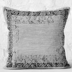 - K11817-Gorsel-2 - Realhomes RealHomes Gri - Siyah Zeminde Çerçeveli Motifli Eskitme Desenli Dijital Baskılı Yastık Kırlent Kılıfı Realhomes