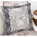 - K11818-Gorsel-1 - Realhomes RealHomes Gri - Lacivert Zeminde Çerçeveli Motifli Duvar Desenli Dijital Baskılı Yastık Kırlent Kılıfı Realhomes