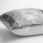 - K11818-Gorsel-3 - Realhomes RealHomes Gri - Lacivert Zeminde Çerçeveli Motifli Duvar Desenli Dijital Baskılı Yastık Kırlent Kılıfı Realhomes