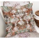 - K11825-Gorsel-1 - Realhomes RealHomes Yeşil - Kremit Zeminde Etnik Motifli Kilim Desenli Dijital Baskılı Yastık Kırlent Kılıfı Realhomes
