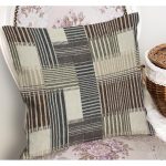 - K11827-Gorsel-1 - Realhomes RealHomes Kahverengi - Krem Zeminde Patchwork Motifli Örme Desenli Dijital Baskılı Yastık Kırlent Kılıfı Realhomes