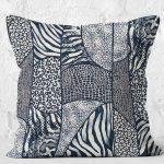 - K11829-Gorsel-2 - Realhomes  RealHomes Lacivert Zeminde Patchwork Motifli Post Desenli Dijital Baskılı Yastık Kırlent Kılıfı Realhomes