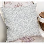 - K11833-Gorsel-1 - Realhomes RealHomes Mavi - Beyaz Zeminde Çizgili Fırça Darbeleri Desenli Dijital Baskılı Yastık Kırlent Kılıfı Realhomes