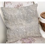 - K11834-Gorsel-1 - Realhomes RealHomes Gri - Ekru Zeminde Eskitme Motifli Çiçek Desenli Dijital Baskılı Yastık Kırlent Kılıfı Realhomes
