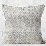 - K11834-Gorsel-2 - Realhomes RealHomes Gri - Ekru Zeminde Eskitme Motifli Çiçek Desenli Dijital Baskılı Yastık Kırlent Kılıfı Realhomes