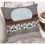 - K11841-Gorsel-1 - Realhomes RealHomes Mavi - Kahverengi Zeminde Geometrik Motifli Kanvas Desenli Dijital Baskılı Yastık Kırlent Kılıfı Realhomes