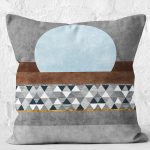 - K11841-Gorsel-2 - Realhomes RealHomes Mavi - Kahverengi Zeminde Geometrik Motifli Kanvas Desenli Dijital Baskılı Yastık Kırlent Kılıfı Realhomes