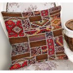 - K11844-Gorsel-1 - Realhomes RealHomes Kırmızı Zeminde Patchwork Motifli Etnik Desenli Dijital Baskılı Yastık Kırlent Kılıfı Realhomes