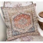 - K11851-Gorsel-1 - Realhomes RealHomes Krem - Bej Zeminde Göbekli Halı Motifli Osmanlı Desenli Dijital Baskılı Yastık Kırlent Kılıfı Realhomes