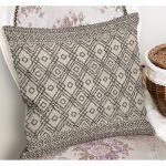 RealHomes Krem - Kahverengi Zeminde Dokuma Halı Motifli Etnik Desenli Dijital Baskılı Yastık Kırlent Kılıfı Realhomes