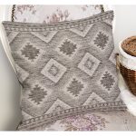 - K11862-Gorsel-1 - Realhomes RealHomes Krem - Kahverengi Zeminde Otantik Motifli Kilim Desenli Dijital Baskılı Yastık Kırlent Kılıfı Realhomes