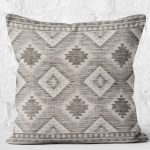 - K11862-Gorsel-2 - Realhomes RealHomes Krem - Kahverengi Zeminde Otantik Motifli Kilim Desenli Dijital Baskılı Yastık Kırlent Kılıfı Realhomes