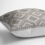 - K11862-Gorsel-3 - Realhomes RealHomes Krem - Kahverengi Zeminde Otantik Motifli Kilim Desenli Dijital Baskılı Yastık Kırlent Kılıfı Realhomes