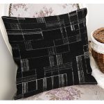 - K11868-Gorsel-1 - Realhomes RealHomes Siyah - Beyaz Zeminde Siyah Motifli Kilim Desenli Dijital Baskılı Yastık Kırlent Kılıfı Realhomes