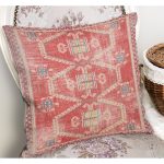 RealHomes Kırmızı Zeminde Etnik Motifli Uşak Desenli Dijital Baskılı Yastık Kırlent Kılıfı Realhomes