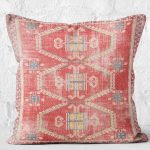 RealHomes Kırmızı Zeminde Etnik Motifli Uşak Desenli Dijital Baskılı Yastık Kırlent Kılıfı Realhomes