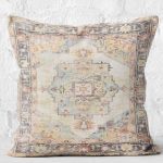 - K11874-Gorsel-2 - Realhomes RealHomes Krem - Ekru Zeminde Göbekli Halı Motifli Hereke Desenli Dijital Baskılı Yastık Kırlent Kılıfı Realhomes