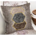 - K11888-Gorsel-1 - Realhomes RealHomes Kahverengi Zeminde Altıgen Motifli Geometrik Desenli Dijital Baskılı Yastık Kırlent Kılıfı Realhomes
