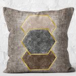- K11888-Gorsel-2 - Realhomes RealHomes Kahverengi Zeminde Altıgen Motifli Geometrik Desenli Dijital Baskılı Yastık Kırlent Kılıfı Realhomes