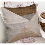 - K11891-Gorsel-1 - Realhomes RealHomes Kahverengi - Gri Zeminde Geometrik Motifli Üçgen Desenli Dijital Baskılı Yastık Kırlent Kılıfı Realhomes