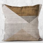 - K11891-Gorsel-2 - Realhomes RealHomes Kahverengi - Gri Zeminde Geometrik Motifli Üçgen Desenli Dijital Baskılı Yastık Kırlent Kılıfı Realhomes