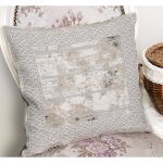 - K11897-Gorsel-1 - Realhomes RealHomes Gri - Krem Zeminde Gri Çerçeve Motifli Eskitme Desenli Dijital Baskılı Yastık Kırlent Kılıfı Realhomes