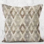 RealHomes Ekru - Bej Zeminde Baklava Motifli Eskitme Desenli Dijital Baskılı Yastık Kırlent Kılıfı Realhomes