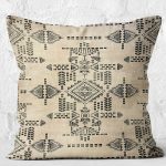 - K11902-Gorsel-2 - Realhomes RealHomes Krem - Siyah Zeminde Etnik Motifli Antika Desenli Dijital Baskılı Yastık Kırlent Kılıfı Realhomes