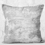 - K11906-Gorsel-2 - Realhomes RealHomes Gri - Beyaz Zeminde Eskitme Motifli Dokuma Desenli Dijital Baskılı Yastık Kırlent Kılıfı Realhomes